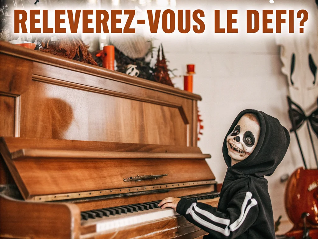un enfant déguisé en squelette est assis devant un piano, les mains posées sur les touches