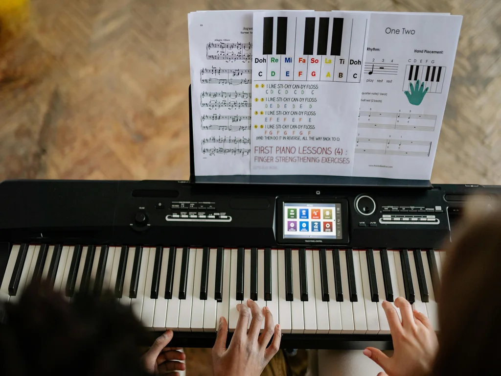 Cours de solfège à domicile entre un professeur et un élève débutant au piano